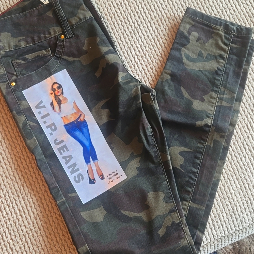 NWT ladies VIP 3 button camouflage skinny jeans